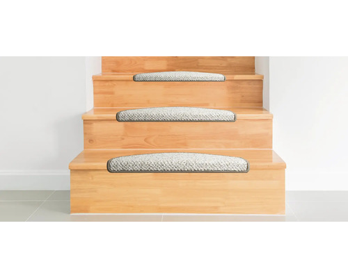 Holztreppe mit Teppichstufenmatten