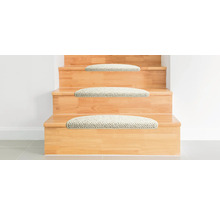 Holztreppe mit Teppichstufenmatten