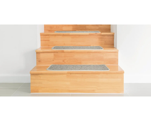 Holztreppe mit Teppichstufenmatten