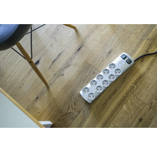 Mehrfachsteckdose mit zwölf Steckplätzen auf Holzboden