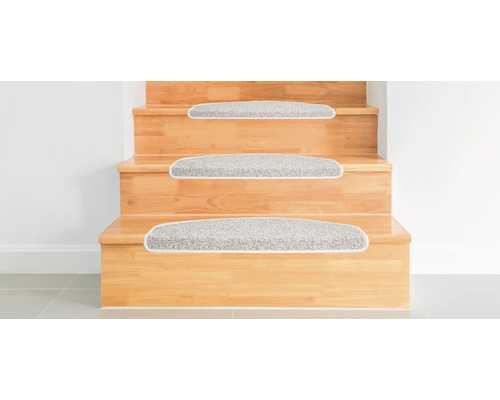 Holztreppe mit drei Stufen und Teppichstufenmatten