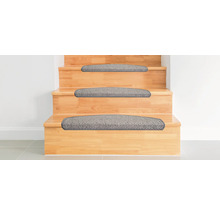 Holztreppe mit grauen Stufenmatten