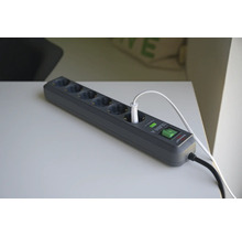 Steckdosenleiste mit Überspannungsschutz und einem eingesteckten USB-Stecker