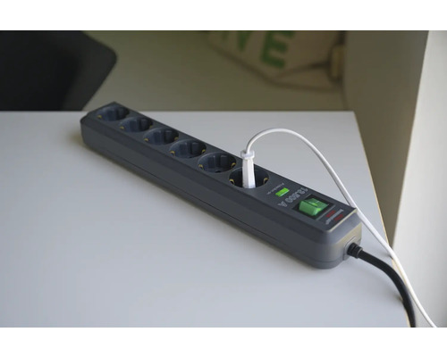 Steckdosenleiste mit Überspannungsschutz und einem eingesteckten USB-Stecker