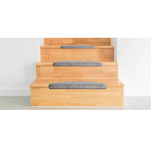 Holztreppe mit grauen Teppichstufenmatten