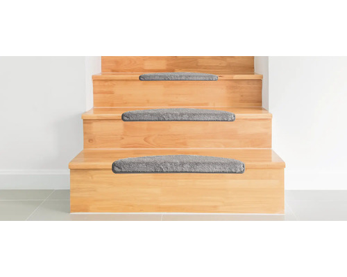 Holztreppe mit grauen Teppichstufenmatten