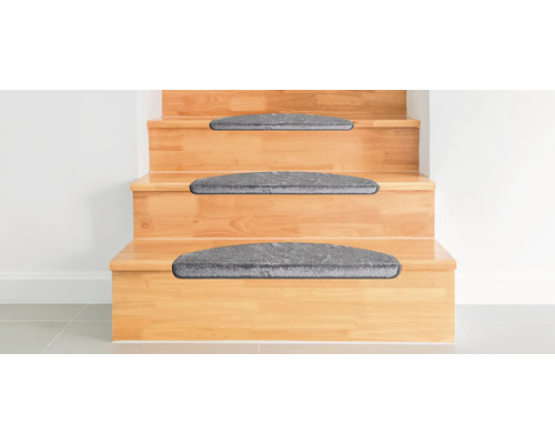 Holztreppe mit grauen Treppenläufern