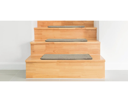 Holztreppe mit Stufenmatten