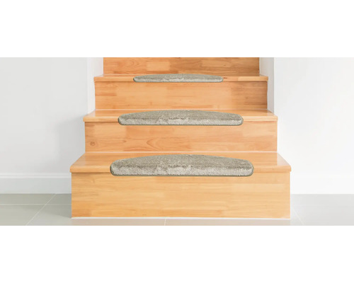 Holztreppe mit Treppenstufenmatten