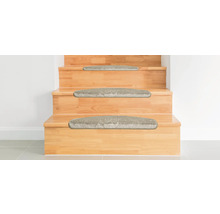 Holztreppe mit Treppenstufenmatten