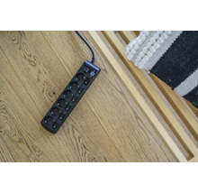 Mehrfachsteckdose mit Schalter auf Holzboden