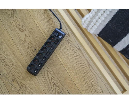 Mehrfachsteckdose mit Schalter auf Holzboden