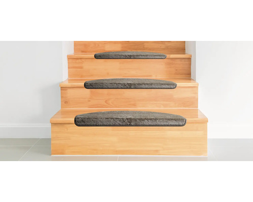 Holztreppe mit grauen Treppenstufenmatten