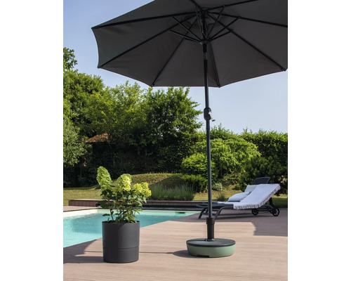 Szene mit Sonnenschirm, Sonnenschirmständer, Kübelpflanze und Liegestuhl am Pool