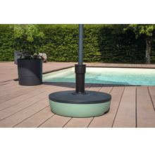 Sonnenschirmständer auf einer Holzterrasse neben einem Pool