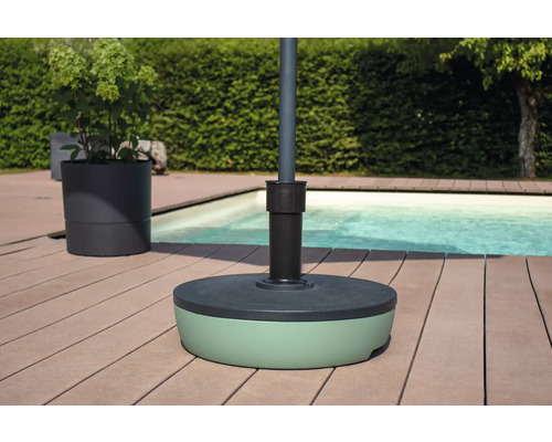 Sonnenschirmständer auf einer Holzterrasse neben einem Pool