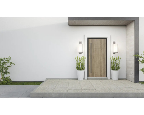Eingangsbereich eines Hauses mit Haustür, Außenleuchten und Pflanzenkübeln