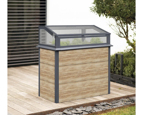 Hochbeet mit aufklappbarem Frühbeetaufsatz auf einer Terrasse