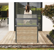 Hochbeet aus Holz und Glas im Garten mit Gärtnerin.