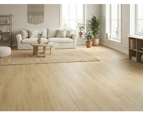 Helles Wohnzimmer mit Holzboden, Sofa, Teppich und Pflanzen für eine freundliche Atmosphäre.