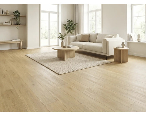 Heller Wohnraum mit Holzboden, Sofa, Teppich und Beistelltischen