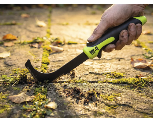 Gartenfugenkratzer im Einsatz auf Pflastersteinen