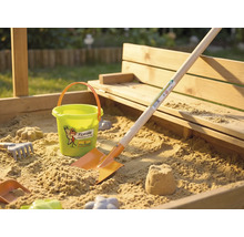 Sandkasten mit Sand, Schaufel, Eimer und Spielzeug