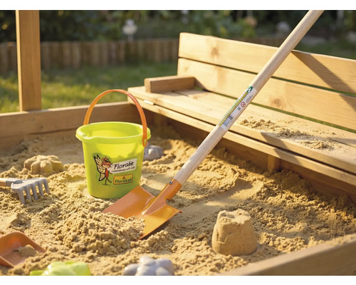 Sandkasten mit Sand, Schaufel, Eimer und Spielzeug