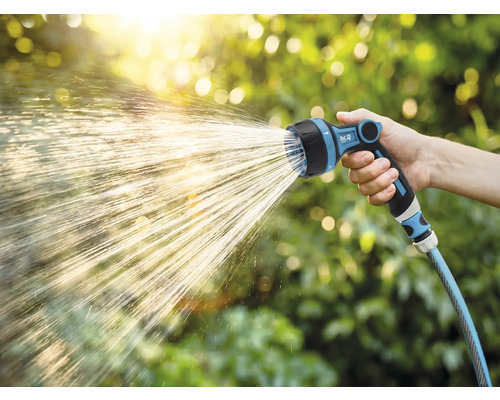 Gartenschlauch mit Sprühkopf in der Anwendung