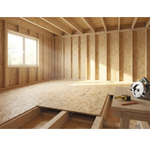 Rohbau eines Zimmers mit Holzkonstruktion, Fenster, Werkzeug und Messband