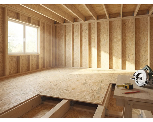 Rohbau eines Zimmers mit Holzkonstruktion, Fenster, Werkzeug und Messband