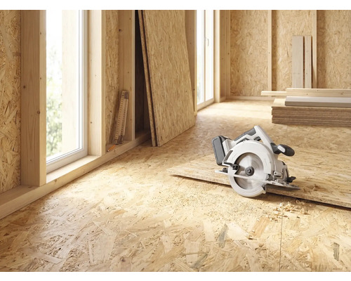 Rohbau eines Zimmers mit OSB-Platten, Kreissäge, Fenstern und Messwerkzeug