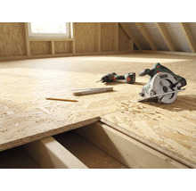 Rohbau eines Dachbodens mit OSB-Platten, Handkreissäge, Akkuschrauber, Bleistift und Zollstock