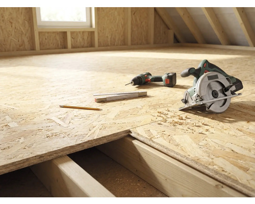 Rohbau eines Dachbodens mit OSB-Platten, Handkreissäge, Akkuschrauber, Bleistift und Zollstock