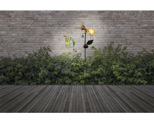 Dekorative Solarleuchte mit Ameise und Frosch im Garten