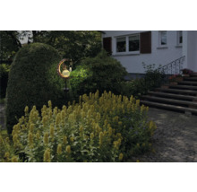 Leuchtender Mond mit Fee als Gartendekoration im Außenbereich.