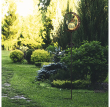 Gartenansicht mit einer Solarleuchte mit Monddesign auf einem Rasen