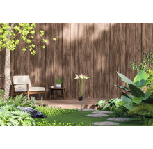 Garten mit Sitzbereich, bestehend aus Stuhl, Tisch und Dekoration