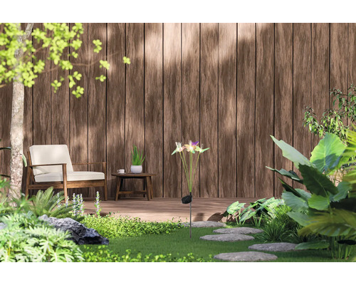 Garten mit Sitzbereich, bestehend aus Stuhl, Tisch und Dekoration