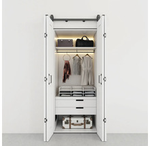 Offener weißer Kleiderschrank mit Kleidung und Aufbewahrungsboxen