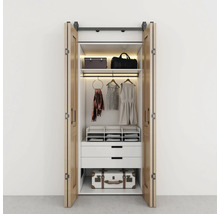 Offener Kleiderschrank mit Kleidung, Koffern, Regalen und Schubladen