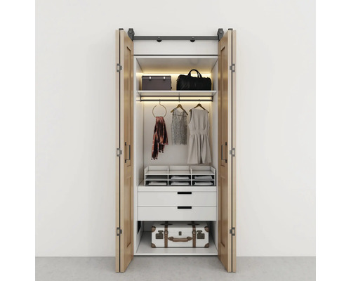 Offener Kleiderschrank mit Kleidung, Koffern, Regalen und Schubladen