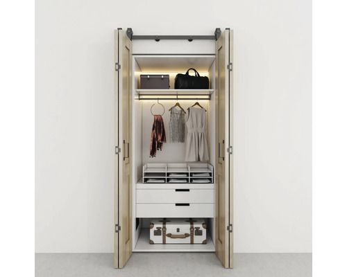 Offener Kleiderschrank mit Regalen, Schubladen und Kleidung