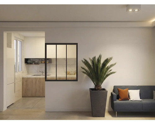 Wohnraum mit Pflanze, Couch und Durchgang zur Küche