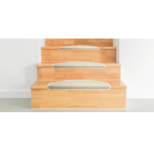 Holztreppe mit Teppichstufenmatten