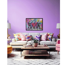 Wohnzimmer mit Sofa, Couchtisch und gerahmtem Kunstdruck an der Wand