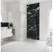 Modernes Badezimmer mit Duschwand in Marmoroptik, Waschbecken und Handtuch