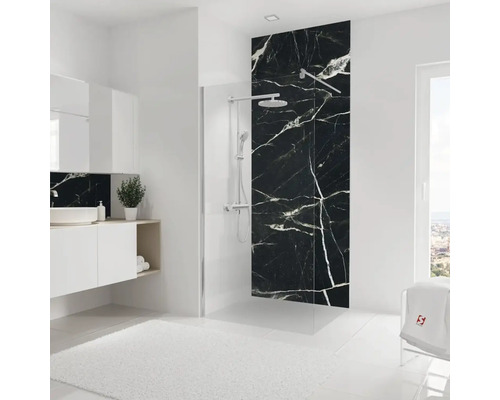 Modernes Badezimmer mit Duschwand in Marmoroptik, Waschbecken und Handtuch