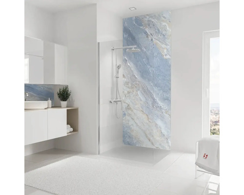 Modernes Badezimmer mit Dusche, Waschtisch und blauer Marmorwand