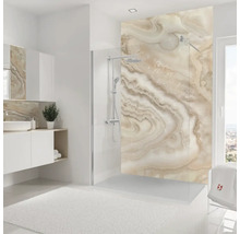 Modernes Badezimmer mit Dusche, Waschtisch und Spiegel